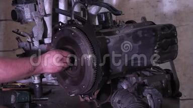 汽车修理工在汽车修理厂修理汽车发动机. 维修服务。 汽车修理